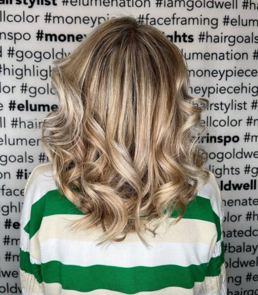 Fris blond geverfd haar gestyled bij Kapsalon Ilona in Staphorst