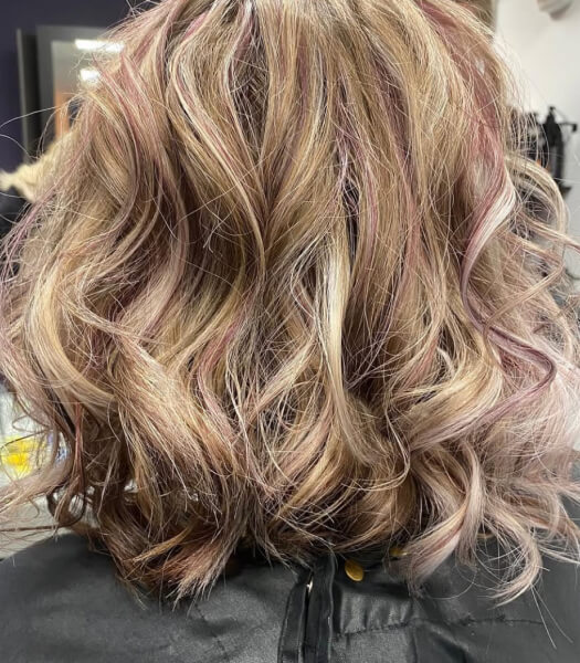 Blond geverfd bobkapsel na haarbehandeling in Staphorst