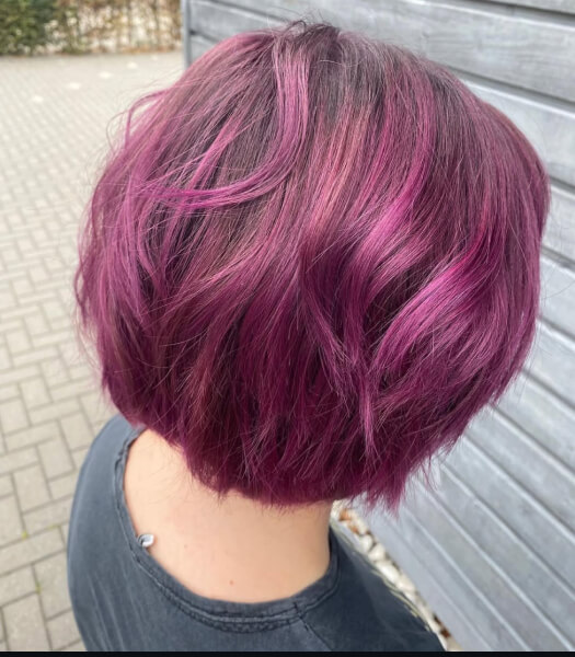 Kort kapsel in paarse haarkleur, gestyled bij Kapsalon Ilona in Staphorst