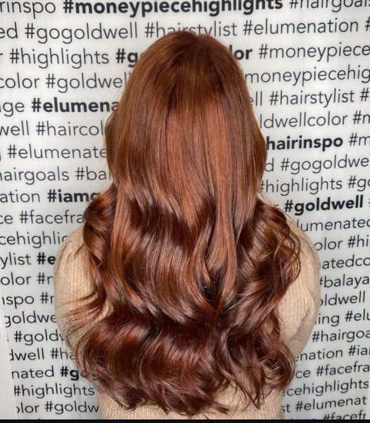 Oranje-bruin geverfd haar, resultaat van haarkleuring in Staphorst